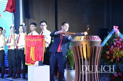 Lãnh đạo Tổng Công ty Khánh Việt thực hiện nghi lễ đốt đuốc